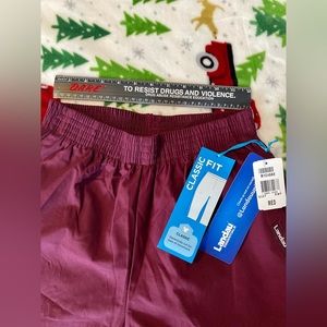 These are a brand new pair of Landau essentials scrub pants. They are unisex.